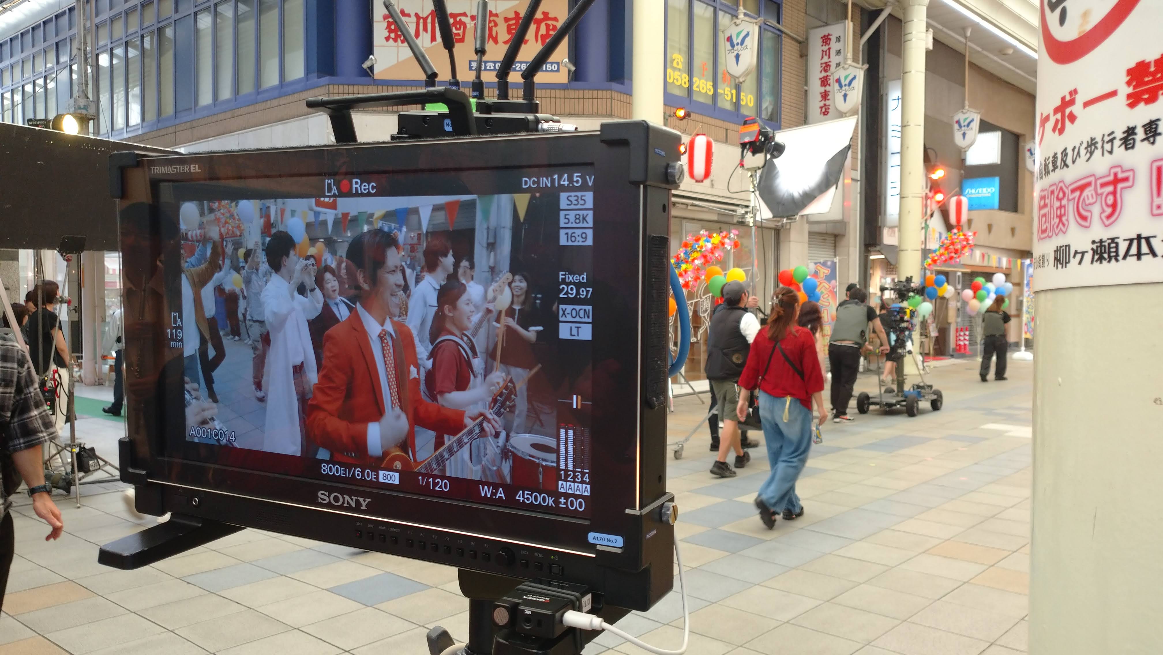屋外モニターに映し出されたテレビＣＭ